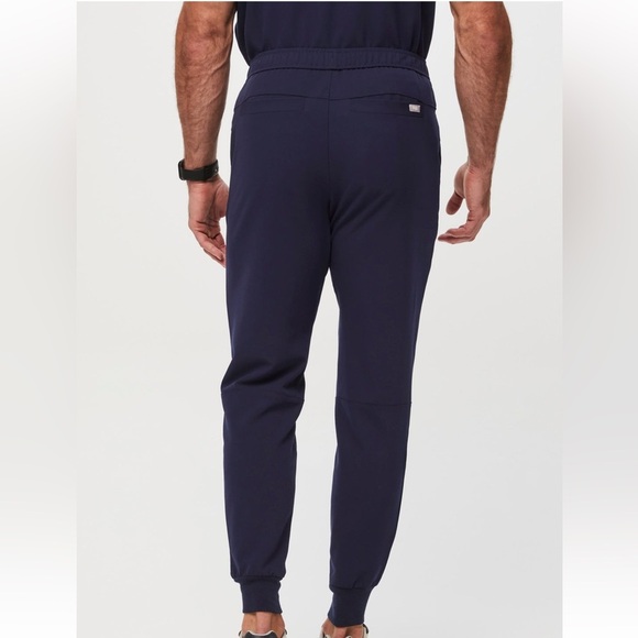 FIGS Slim Scrub Set, Medium (Leon Three Pocket Scrub Rop + Tansen Jogger). - Picture 3 of 5